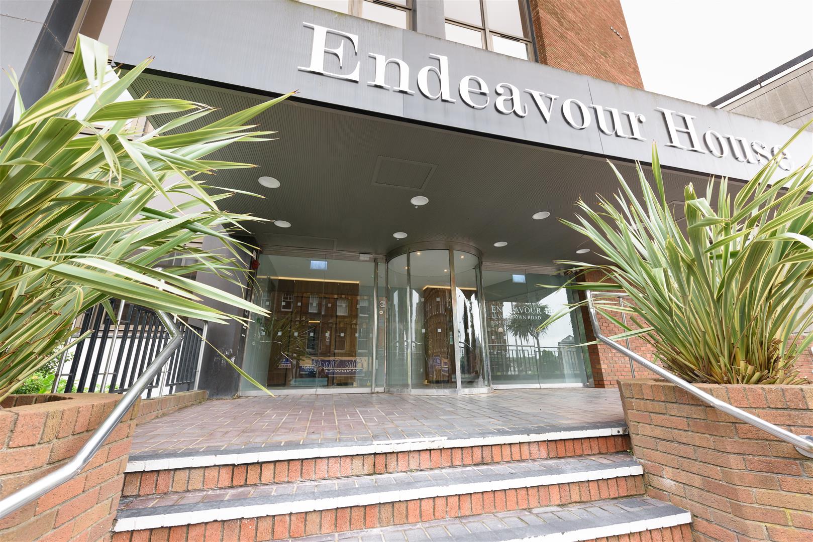Flat Lyonsdown Road in Greater London