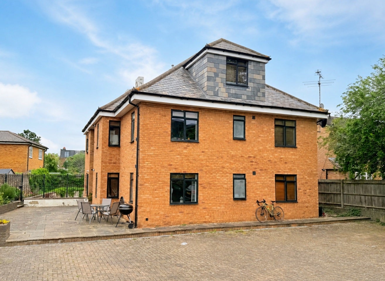 Flat Robinson Road in Greater London