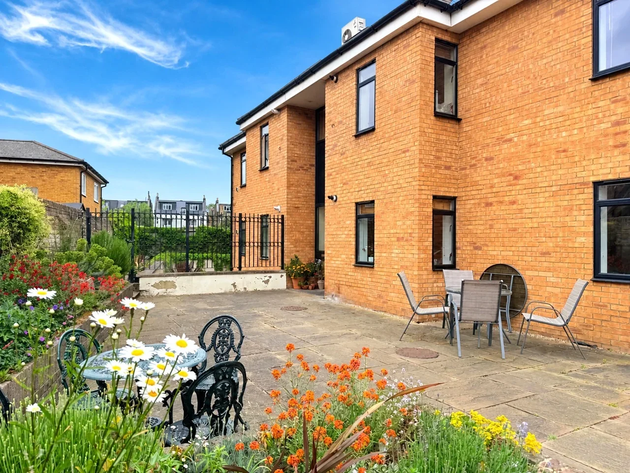 Flat Robinson Road in Greater London
