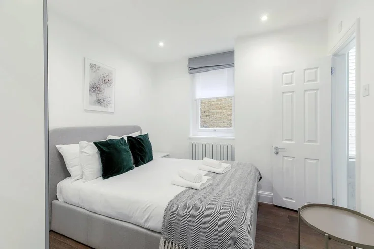 Flat Nassau Street in City of Westminster