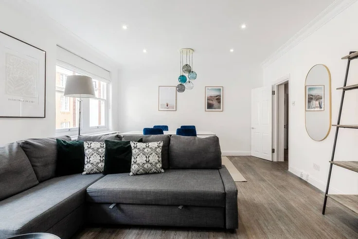 Flat Nassau Street in City of Westminster