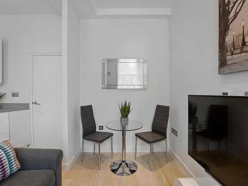 Flat West Street in London