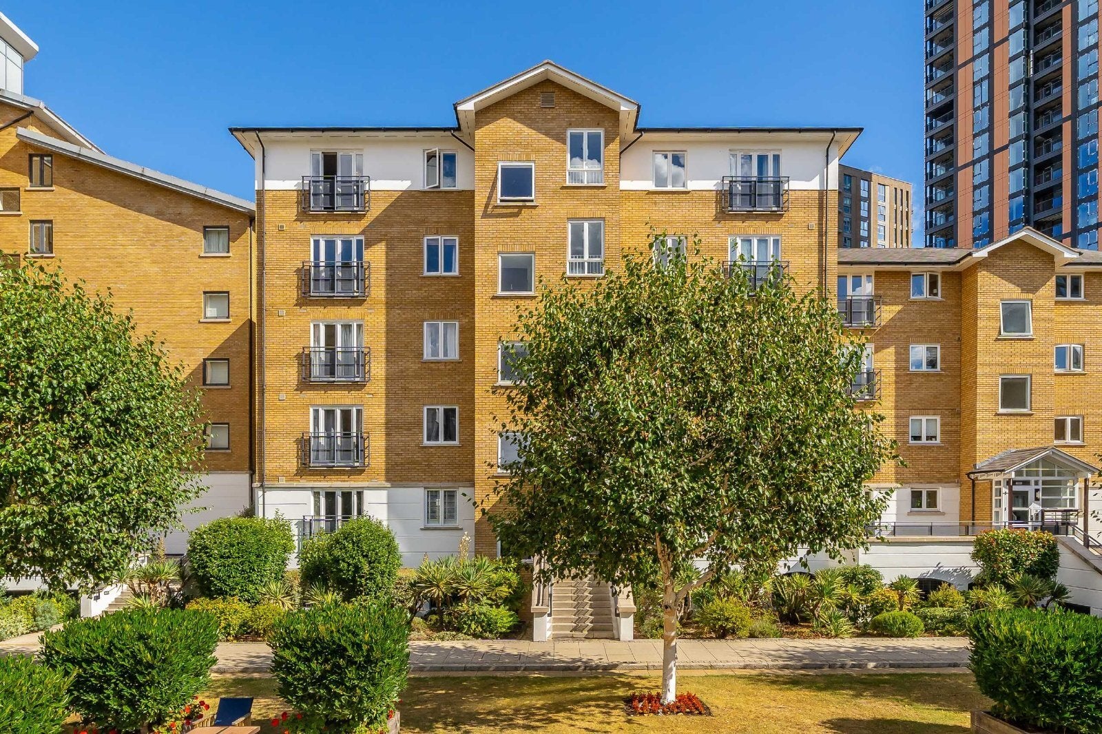 Flat Bridges Court in Greater London