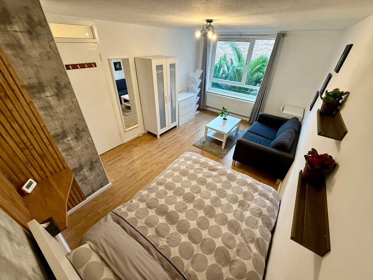 Room Falcon Road in Greater London