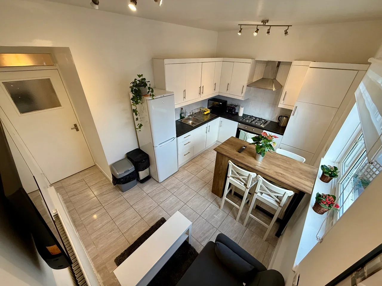 Room Falcon Road in Greater London