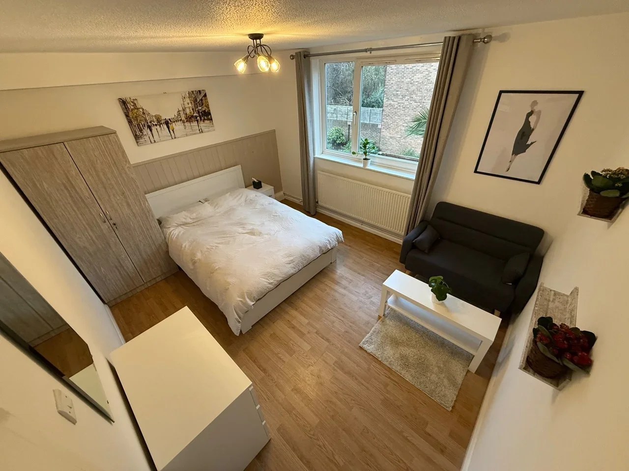 Room Falcon Road in Greater London