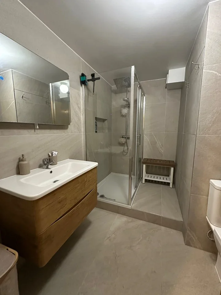Flat Spring Close in Greater London