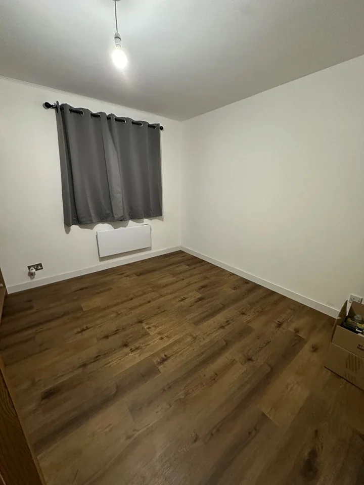 Flat Spring Close in Greater London