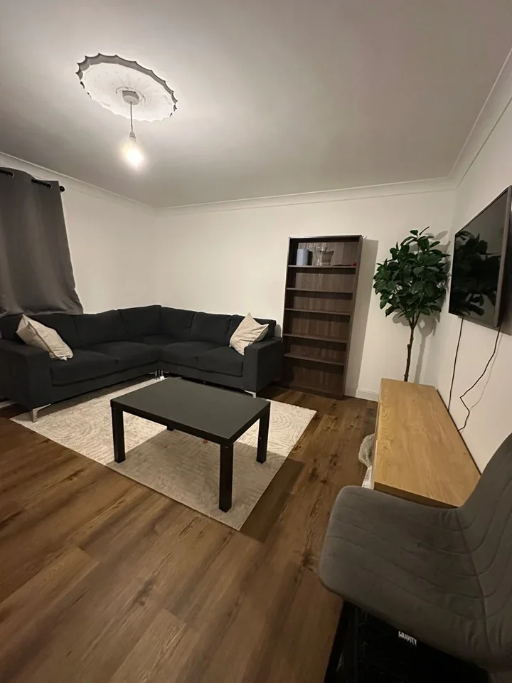 Flat Spring Close in Greater London
