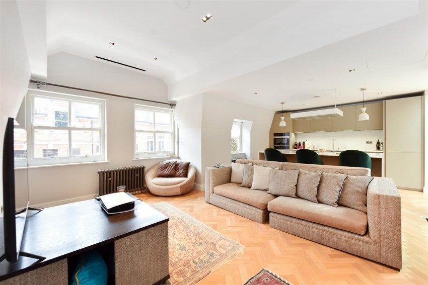 Flat Kensington Court in Greater London