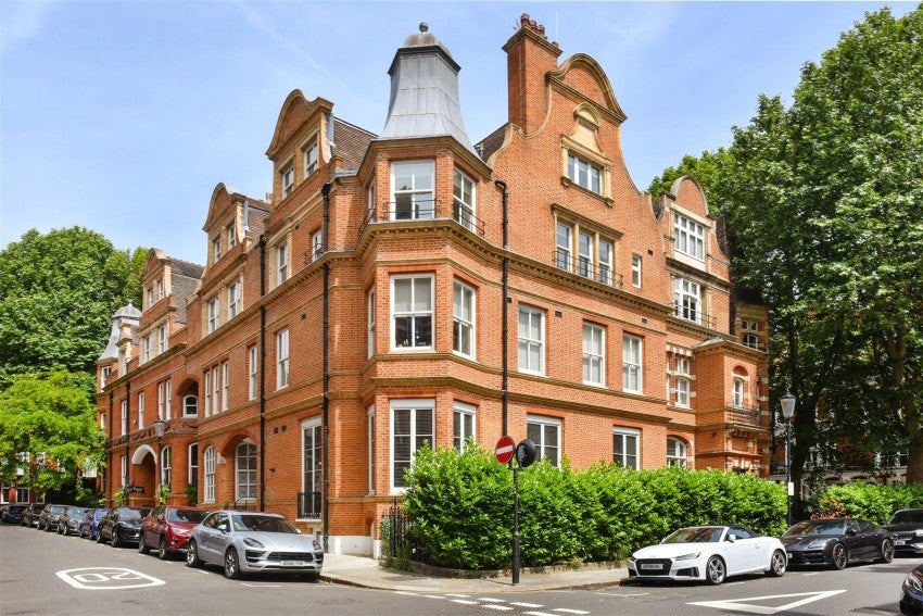 Flat Kensington Court in Greater London