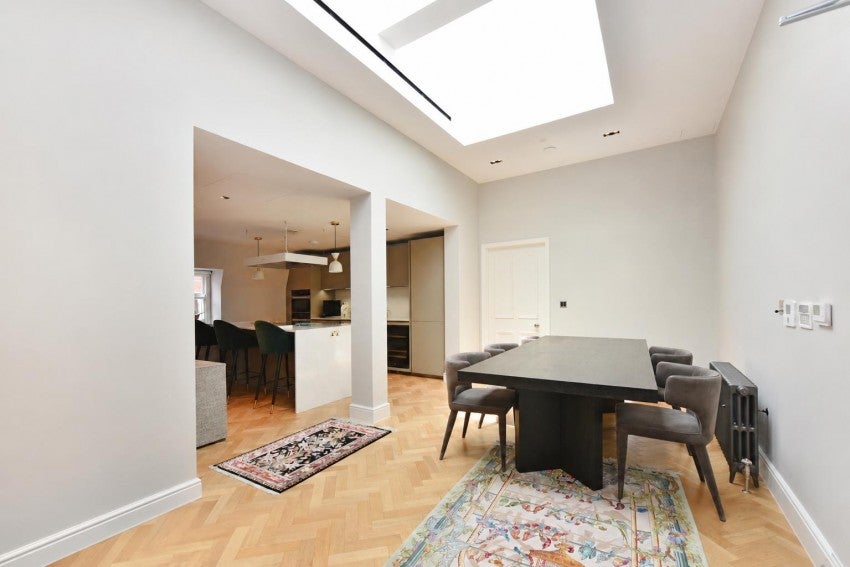 Flat Kensington Court in Greater London