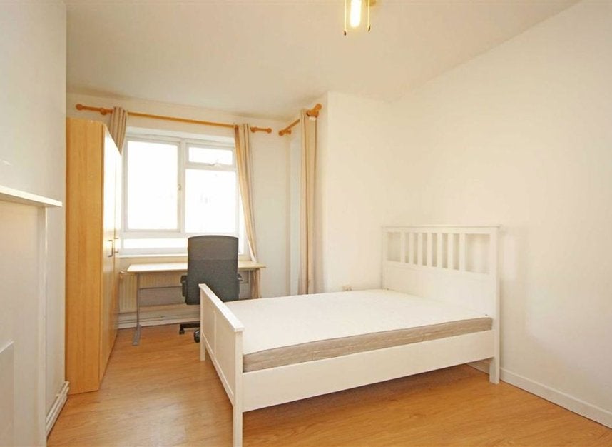Flat Tennis Street in Greater London