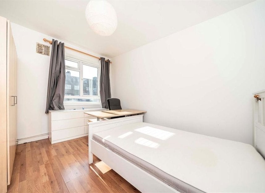 Flat Tennis Street in Greater London