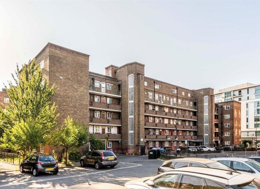 Flat Tennis Street in Greater London
