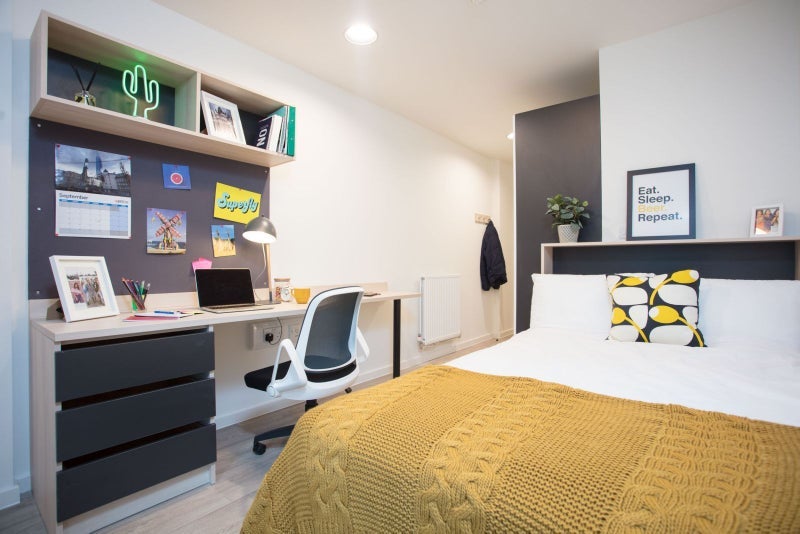 Room Lett Road in Greater London