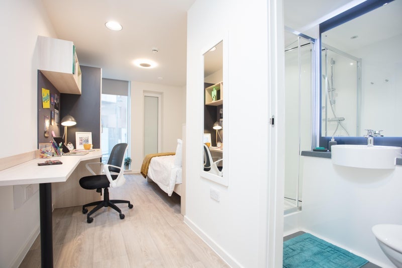Room Lett Road in Greater London