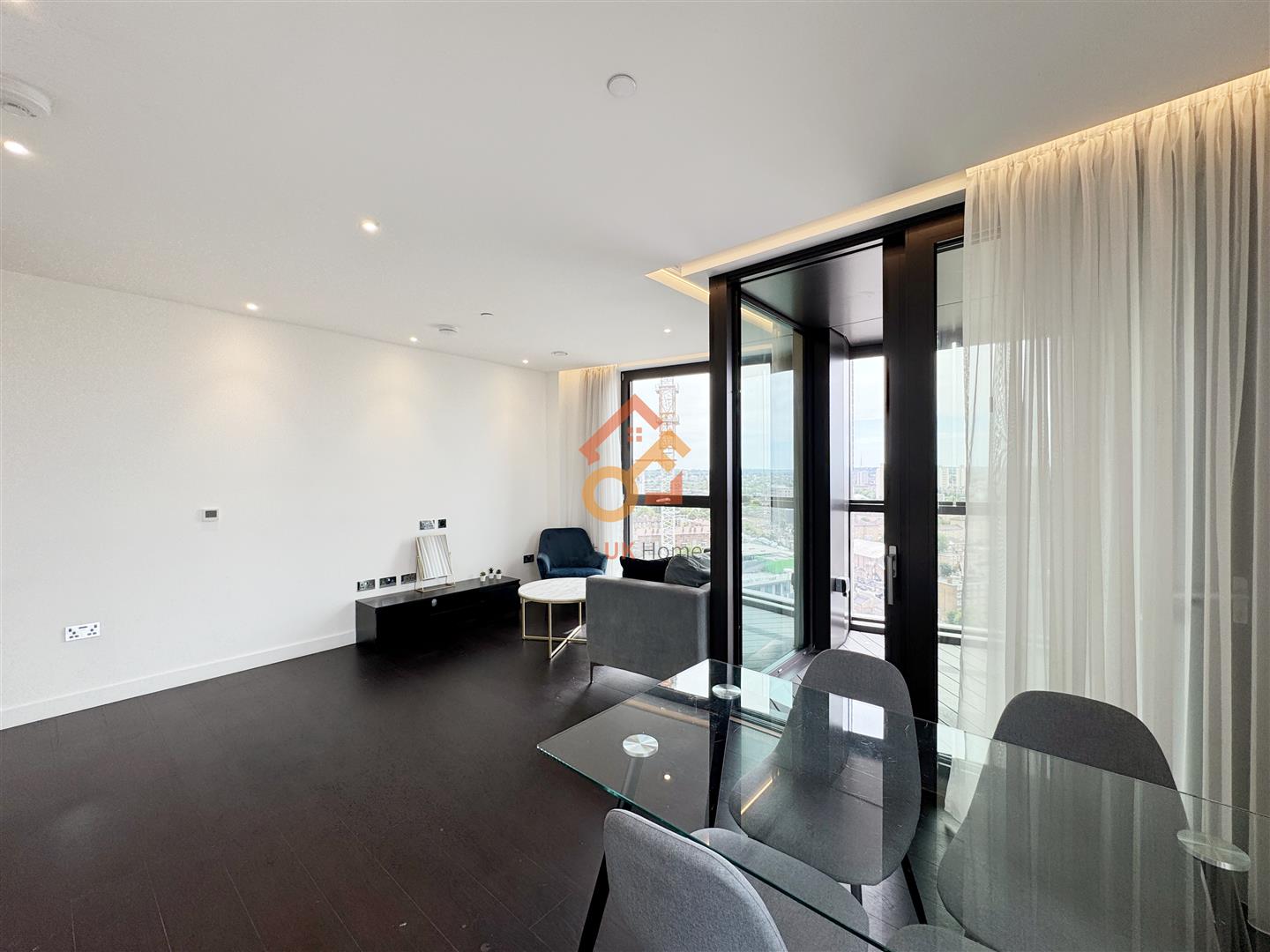 Flat Ponton Road in Greater London