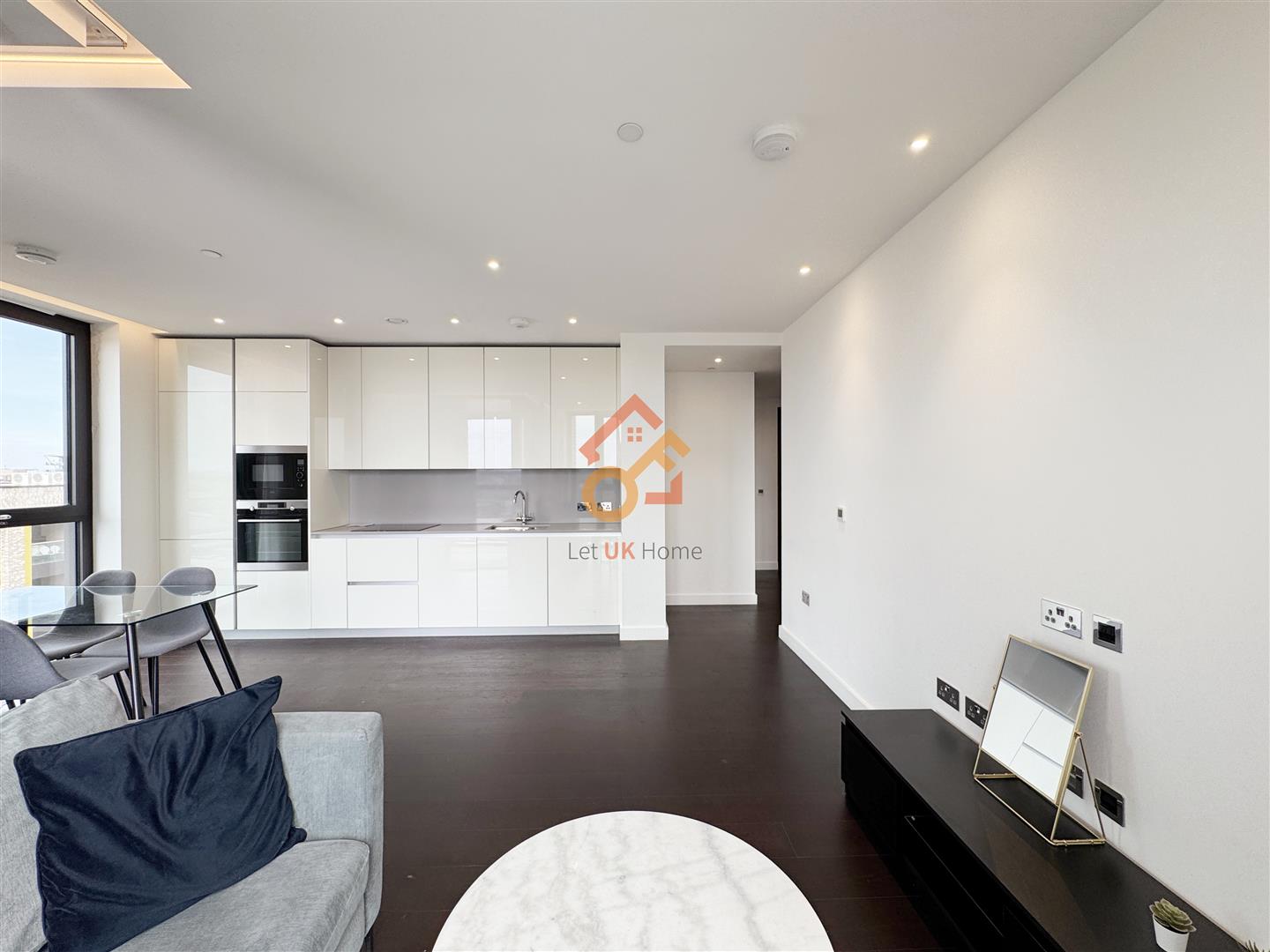 Flat Ponton Road in Greater London