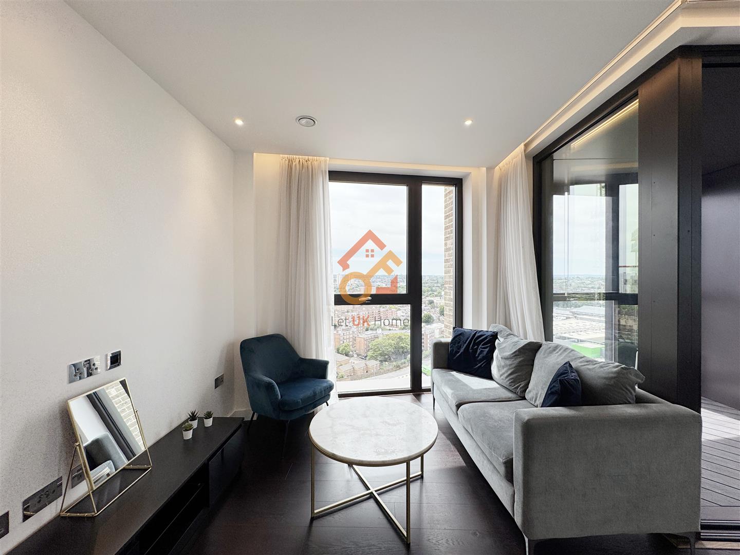 Flat Ponton Road in Greater London