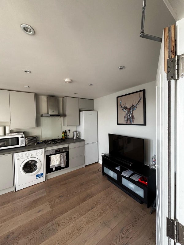 Room Latimer Road in Greater London