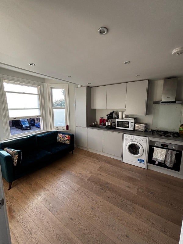 Room Latimer Road in Greater London