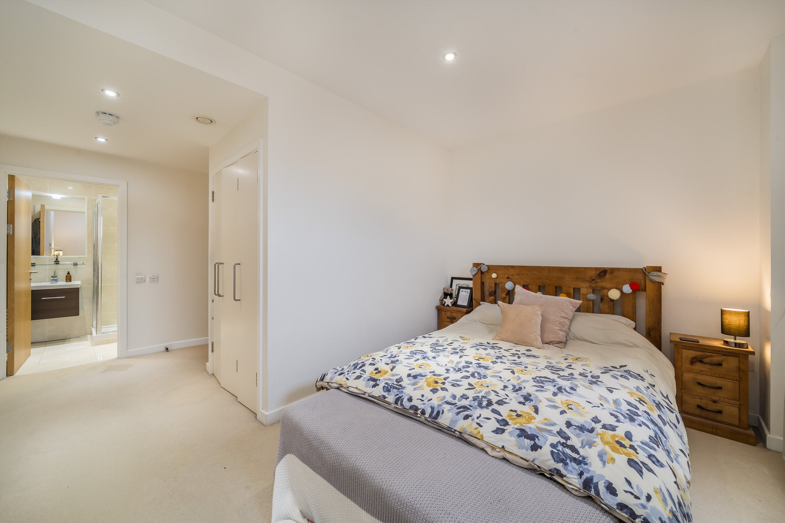 Flat Kennington Road in Greater London