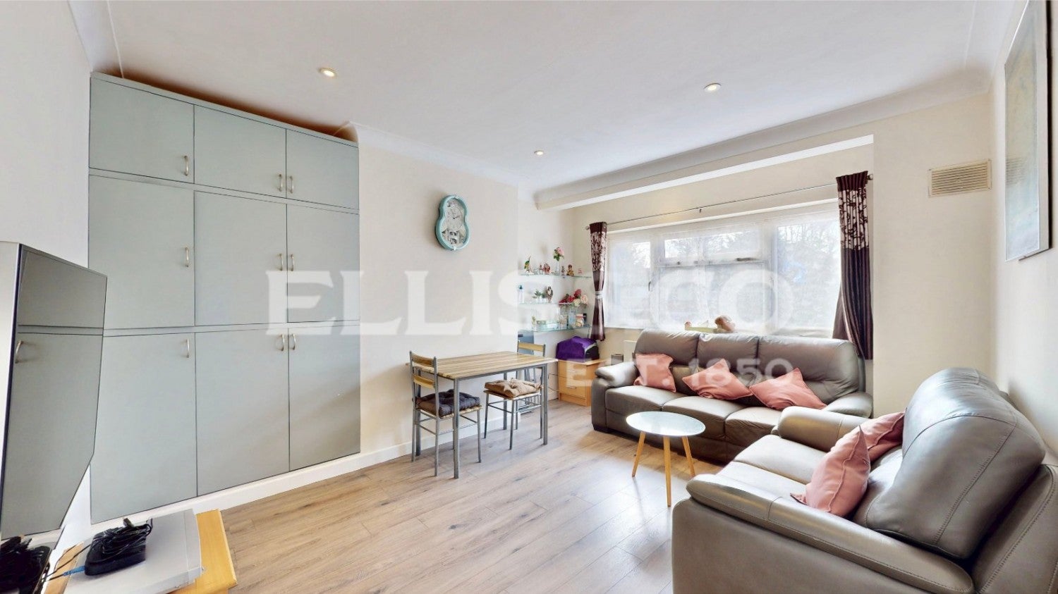 Flat Milford Gardens in Greater London