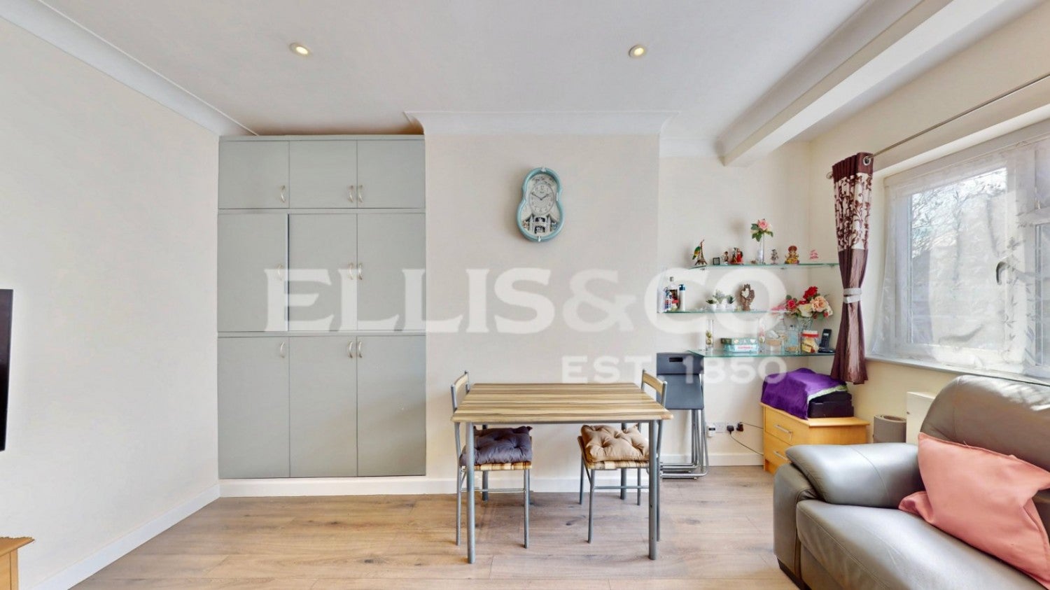 Flat Milford Gardens in Greater London