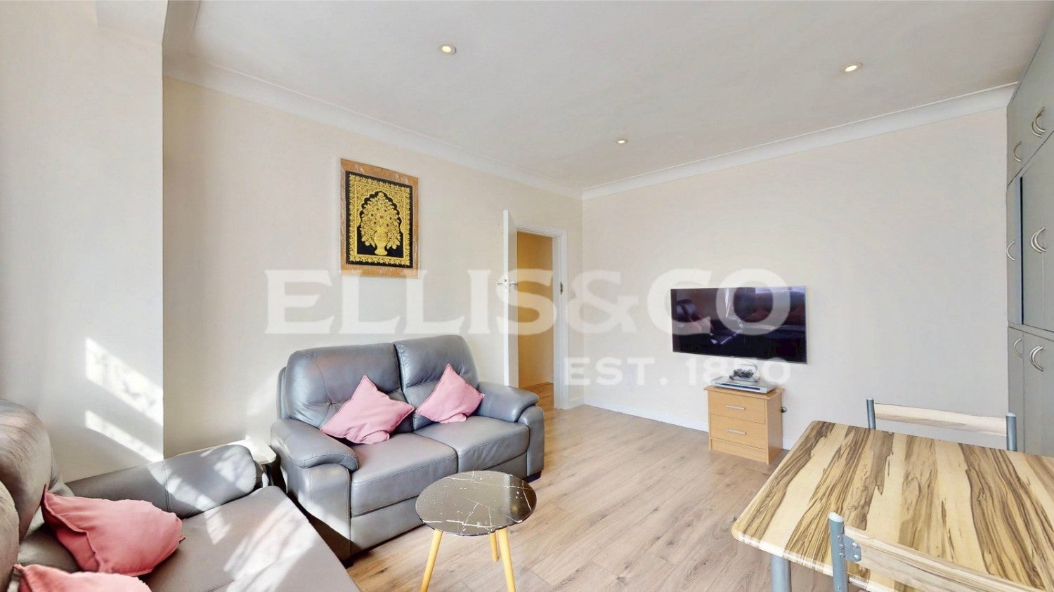Flat Milford Gardens in Greater London