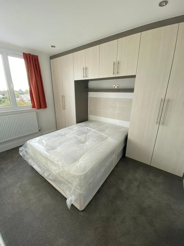 Flat Kenton Road in Greater London