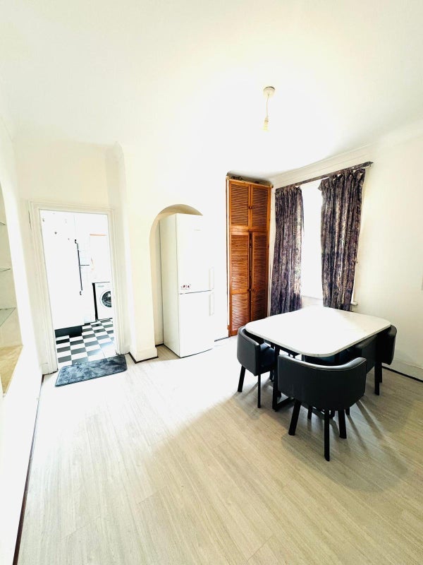 Room Warwick Road in Greater London