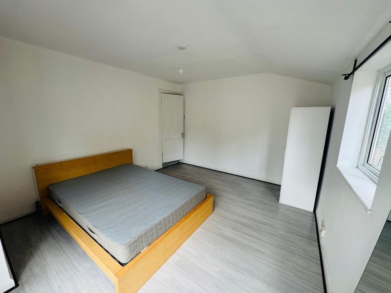 Room Warwick Road in Greater London