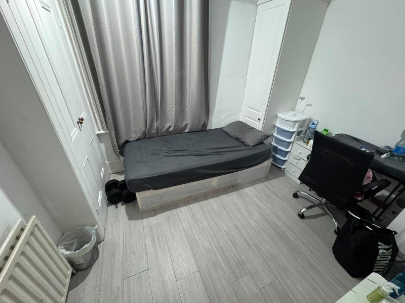 Room Warwick Road in Greater London