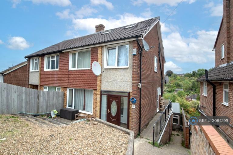 House Deeds Grove in High Wycombe