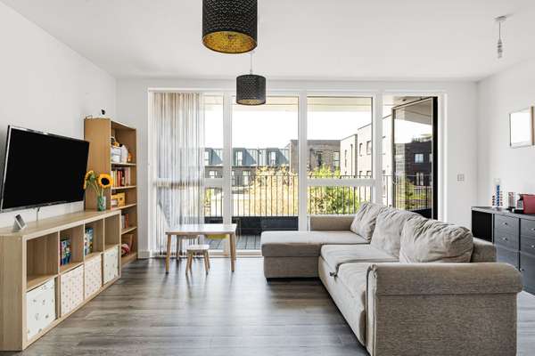 Flat Honour Lea Avenue in Greater London
