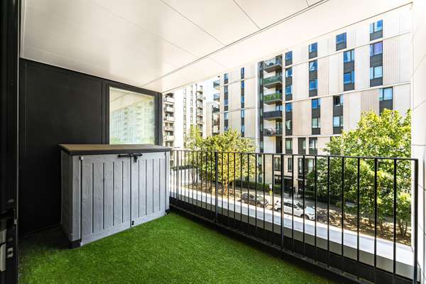 Flat Honour Lea Avenue in Greater London