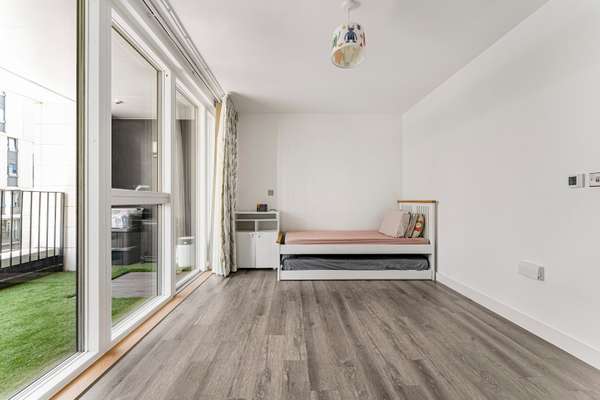 Flat Honour Lea Avenue in Greater London