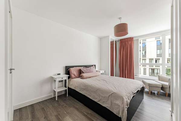 Flat Honour Lea Avenue in Greater London