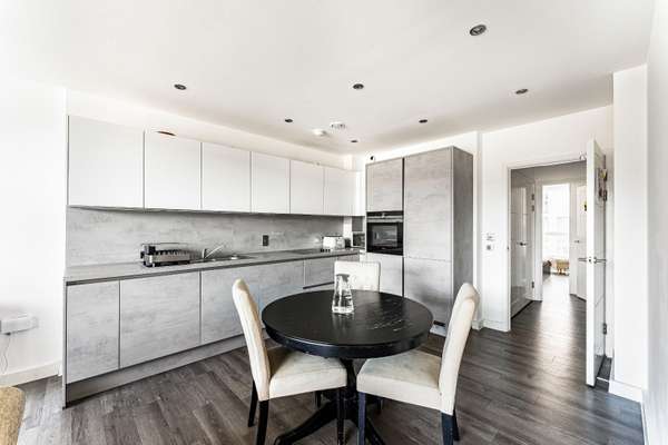 Flat Honour Lea Avenue in Greater London