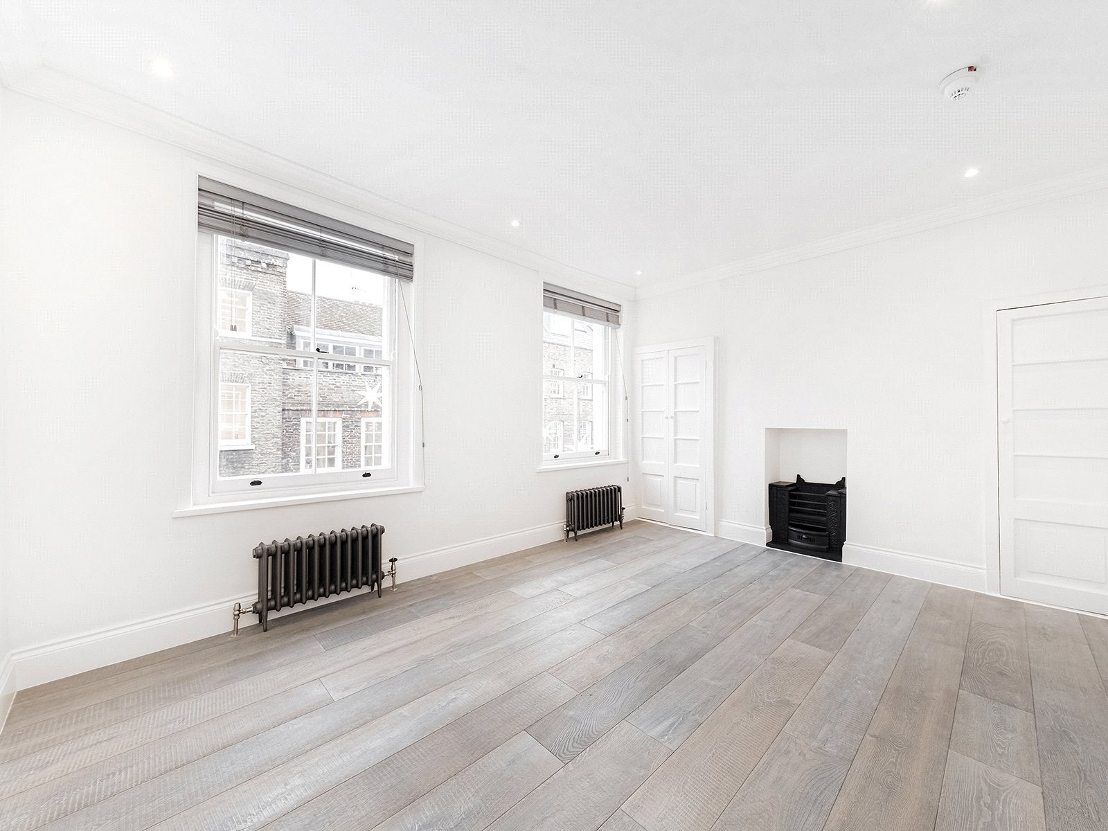 Flat Monmouth Street in Greater London