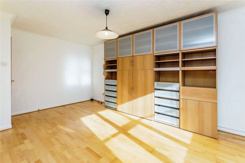 Flat Kingston Gardens in Greater London