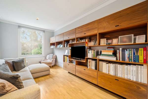 House Willow Road in Greater London