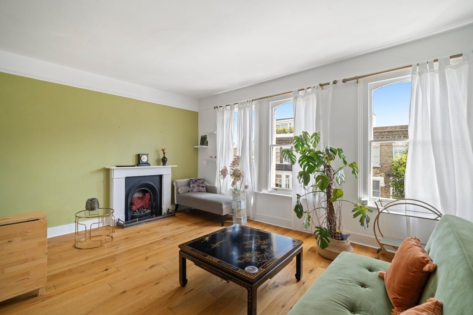 Flat Radipole Road in Greater London