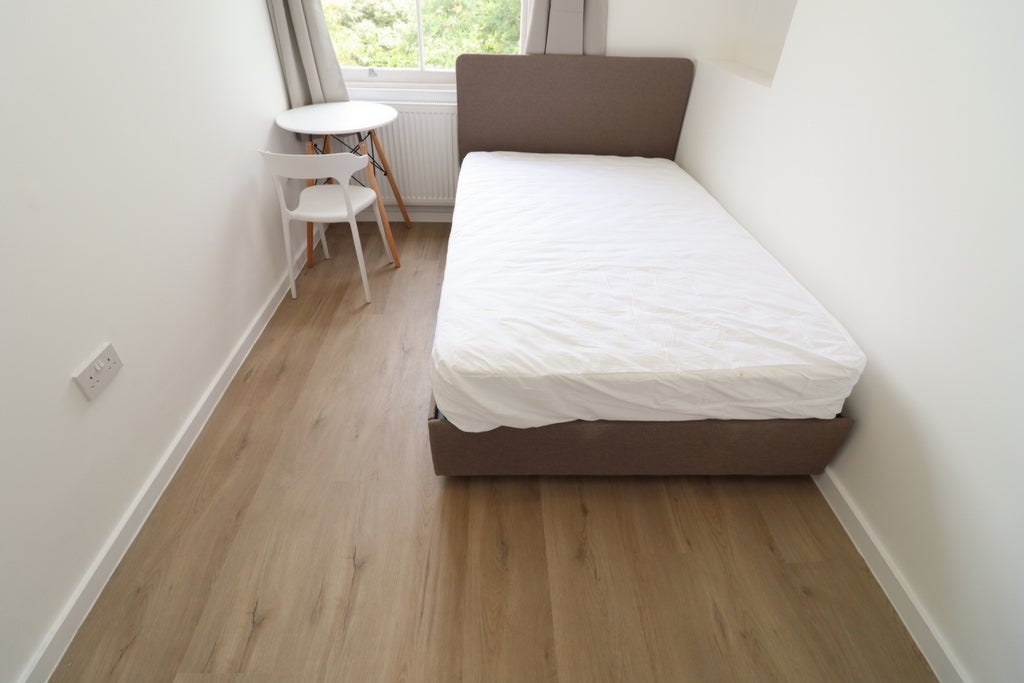 Room Globe Road in Greater London