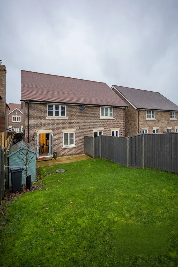 House Wellington Close in Twyford