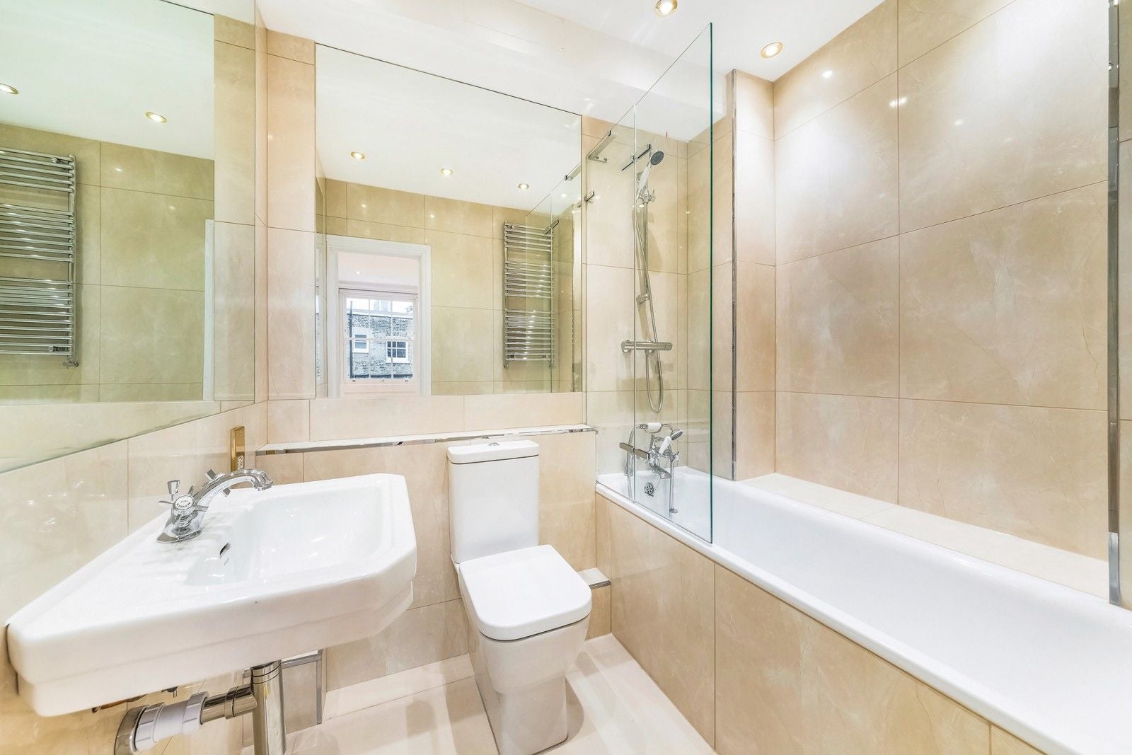 Flat Cornwall Gardens in Greater London