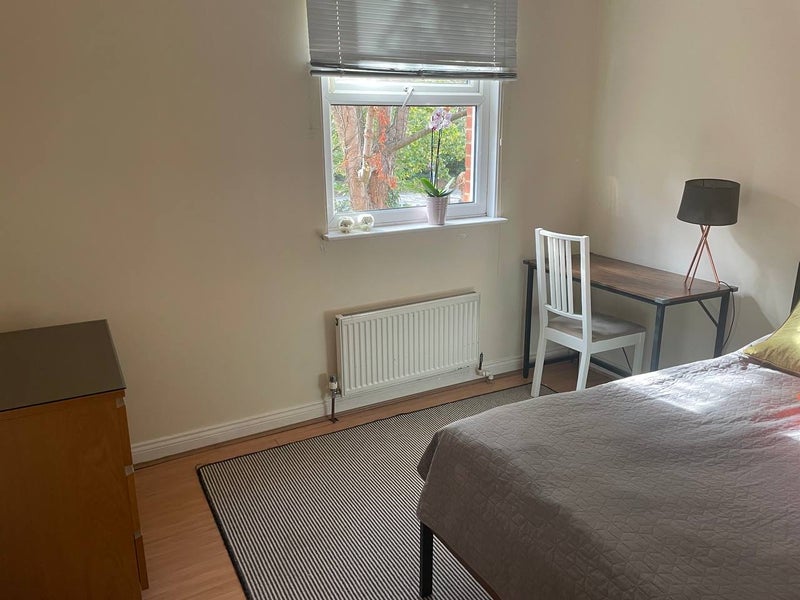 Room Newlands Drive in Maidenhead
