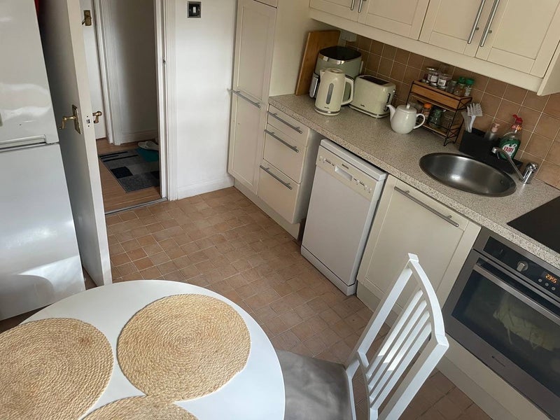 Room Newlands Drive in Maidenhead