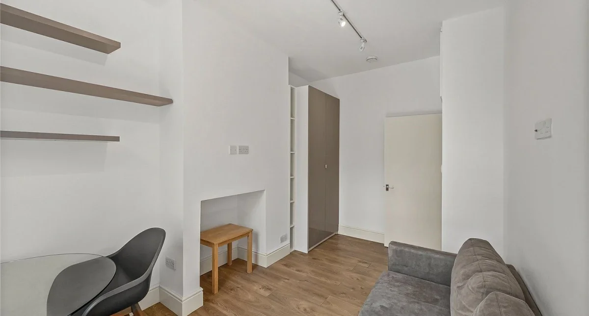 Flat Cleveland Street in Greater London